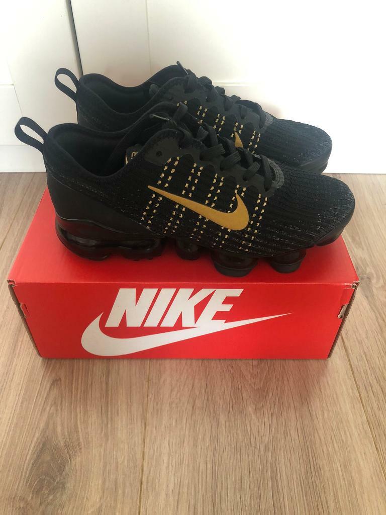 nike air vapormax junior size 4